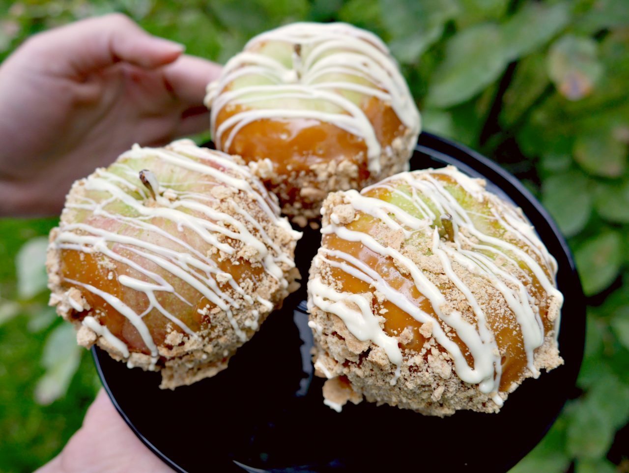 caramel-apples-delicious-yummy-fall-treat