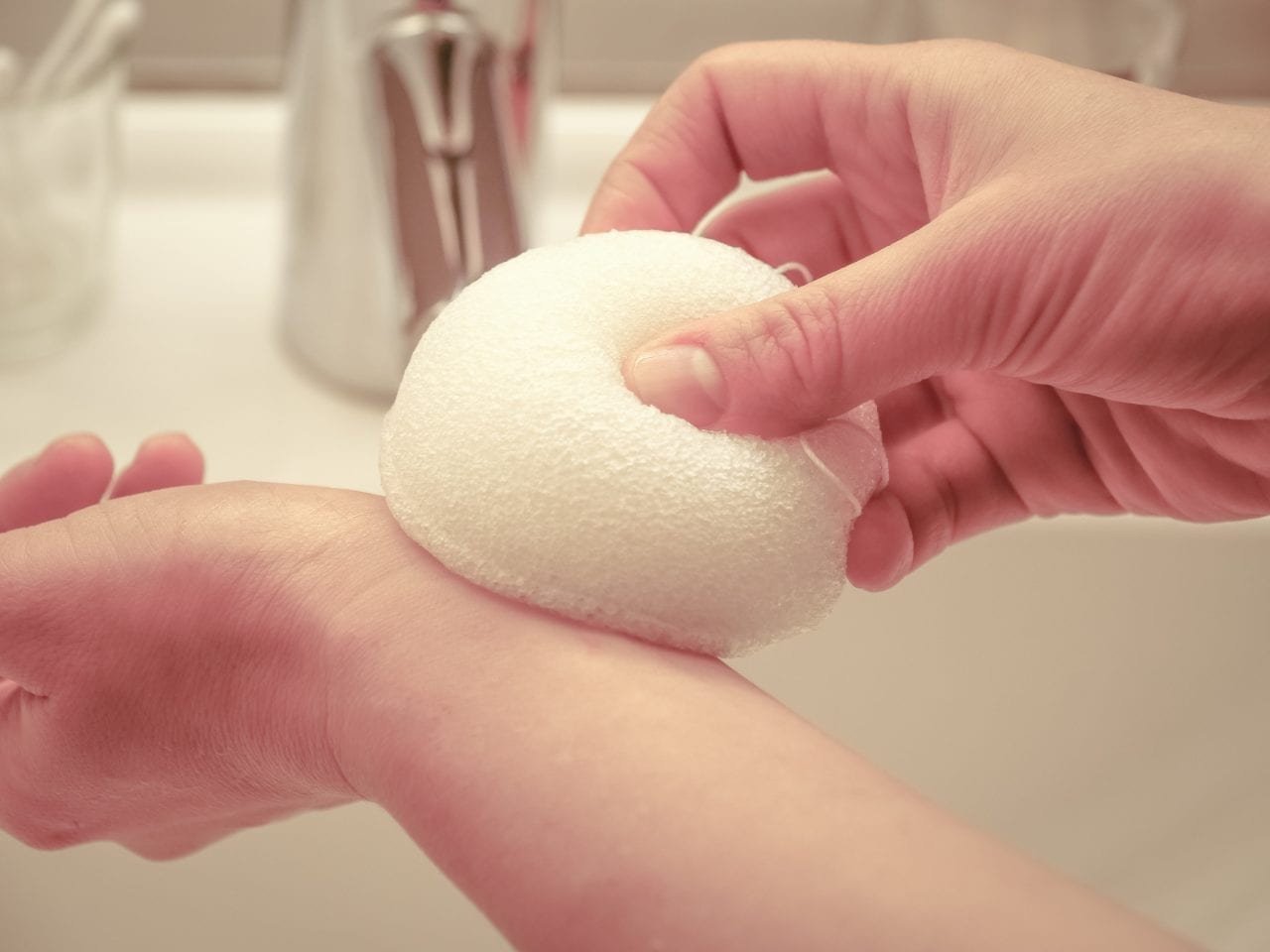 How To Cleanse Your Skin & Face with the Konjac Sponge | Amazingy Magazine