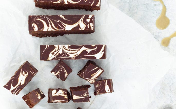 Einfaches Rezept: Veganer Fudge mit Tahin — Share Love Not Secrets | Amazingy Magazine