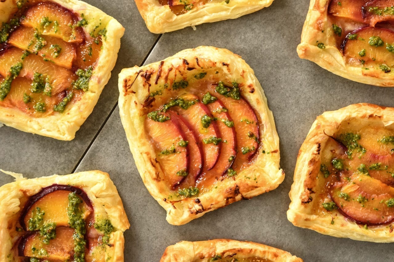 Herzhafte Pfirsich-Tartelettes mit Pistazien-Pesto (Vegetarisch) — Rezept | Amazingy Magazine