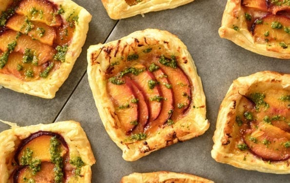 Herzhafte Pfirsich-Tartelettes mit Pistazien-Pesto (Vegetarisch) — Rezept | Amazingy Magazine