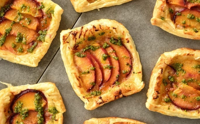 Herzhafte Pfirsich-Tartelettes mit Pistazien-Pesto (Vegetarisch) — Rezept | Amazingy Magazine