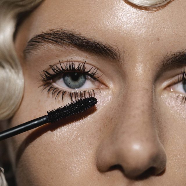 Mádara Cosmetics - Deep Matter Bold Volume Mascara (Model)